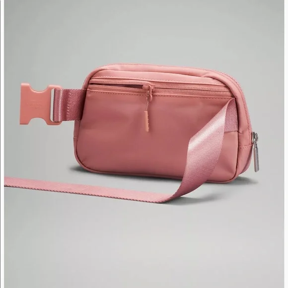 Lululemon Everywhere Belt Bag NWT - Picture 5 of 10